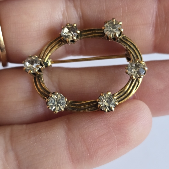 Vintage brooch open oval dark gold tone clear rhinestones - Picture 3 of 7